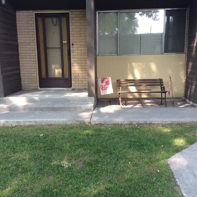 Front Porch - 220 N Fanning Way