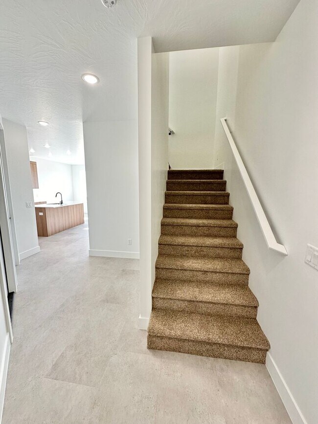 Foto del edificio - BRAND NEW HURRICANE TOWNHOME! Price Reduced!