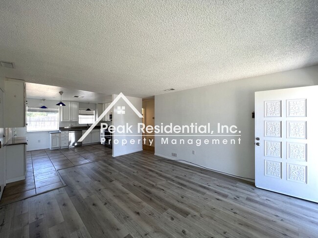 Building Photo - Updated 3bd/1ba Elk Grove Home with Large ...