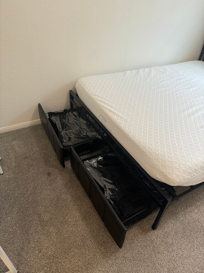 Almacenamiento debajo de la cama - 604 Kellogg St