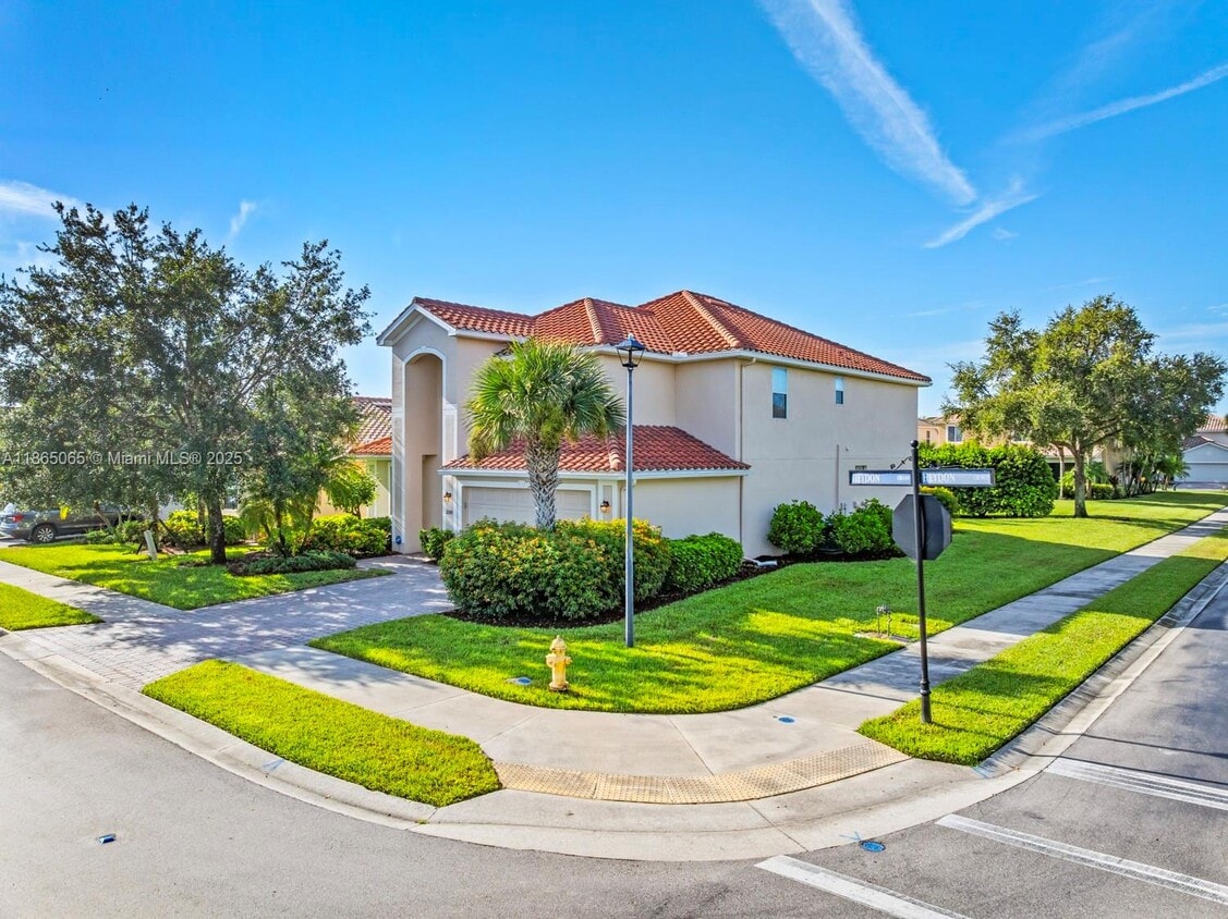 Primary Photo - 2330 Heydon Cir E