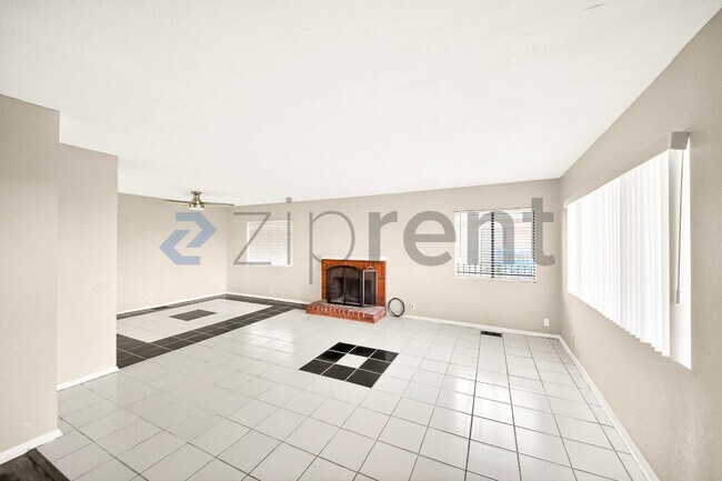 Foto del edificio - 1858 Park Cir Dr