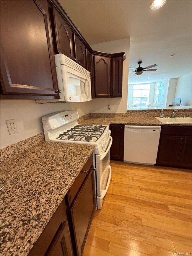 Foto del edificio - 3203 Leeward Dr
