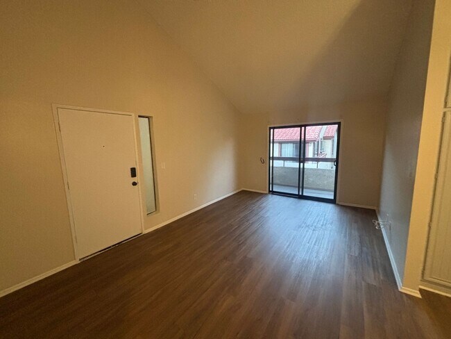 Foto del edificio - Beautiful 2-Bedroom Condo in Canyon Country!