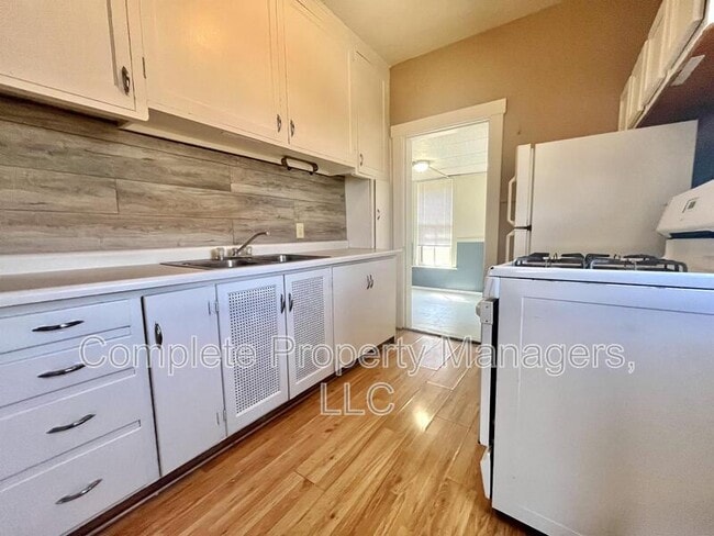 Foto del edificio - 325 E Washington St