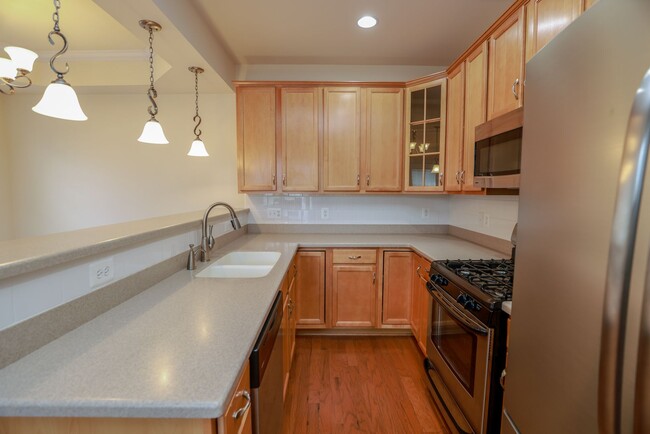 Building Photo - --Available NOW-- Luxury 3 Story Town Home...