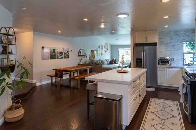 Building Photo - Updated and Remodeled 4 bedroom 2 bath hom...