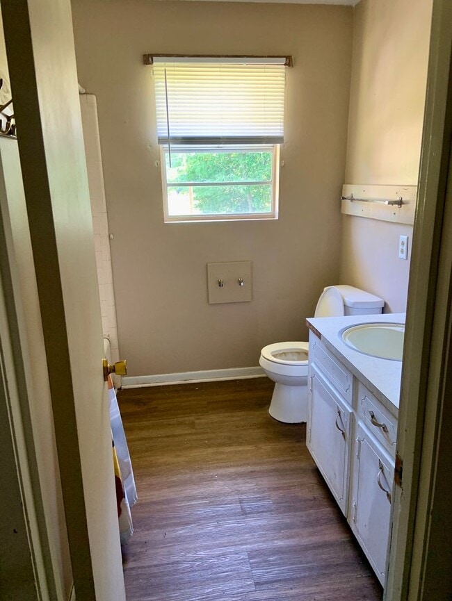 Building Photo - 3 Bed/1.5 Bath House