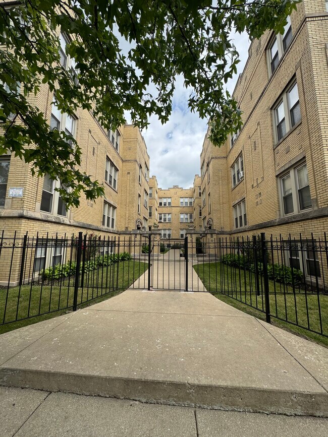 Building Photo - 4836 W Belle Plaine Ave