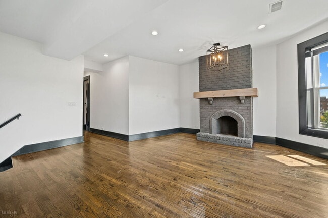 Building Photo - 3513 N Sheffield Ave