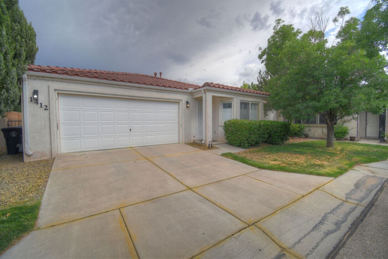 Primary Photo - Adorable 2 Bedroom, 2 Bathroom, 2 Car Gara...
