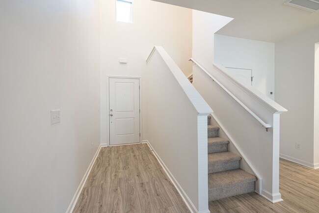 Foto del edificio - 3BD Townhome Convenient to Hwy 74/ Minutes to Bypass- JANUARY MOVE IN