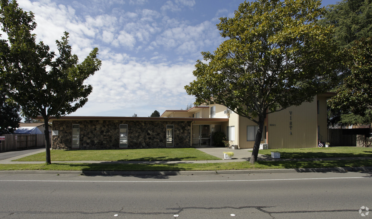 Building Photo - La Vista Apartments