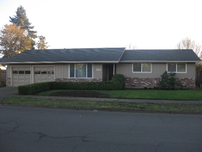 Photo - 953 V St (Springfield, OR) House