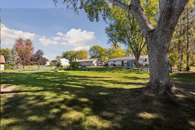 Foto del edificio - 2093 Tunis Rd