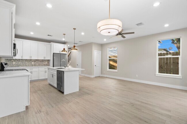 Foto del edificio - 404 Forest Hill Blvd