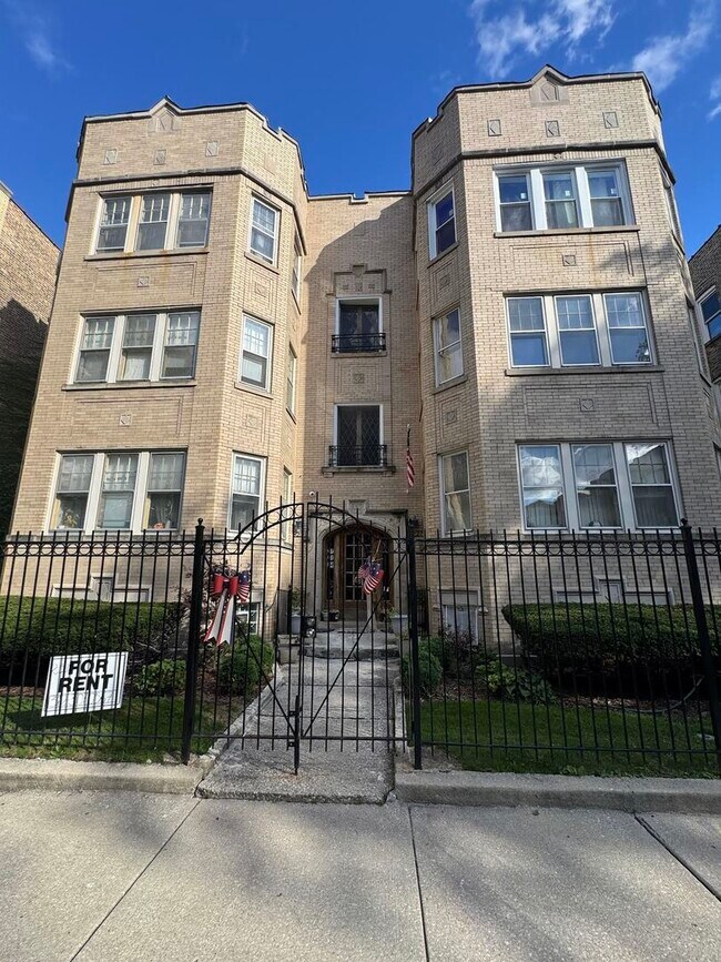 Building Photo - 6231 N Francisco Ave