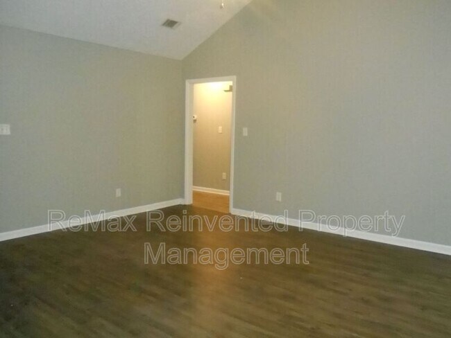 Foto del edificio - 3010 Miranda Rd