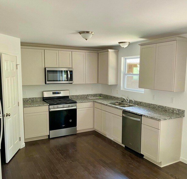 Building Photo - 2682 Valley Dr
