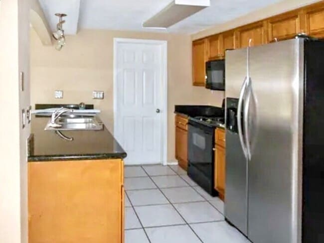 Building Photo - 5912 Della Dr