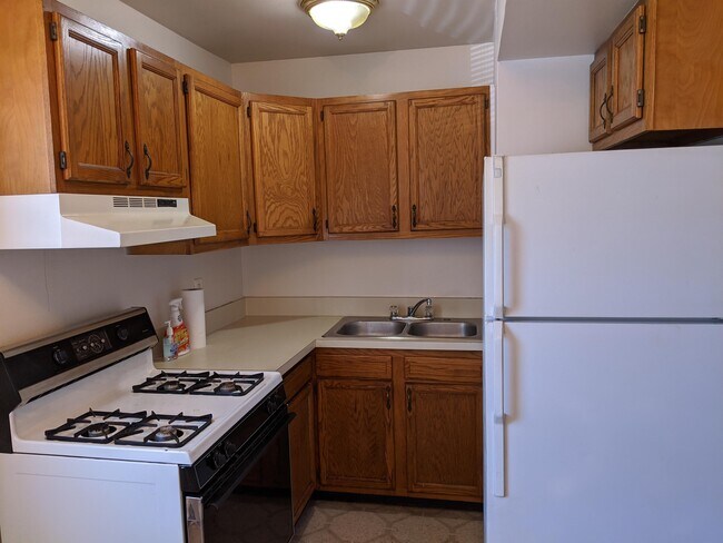 Building Photo - 2026 Stieber St