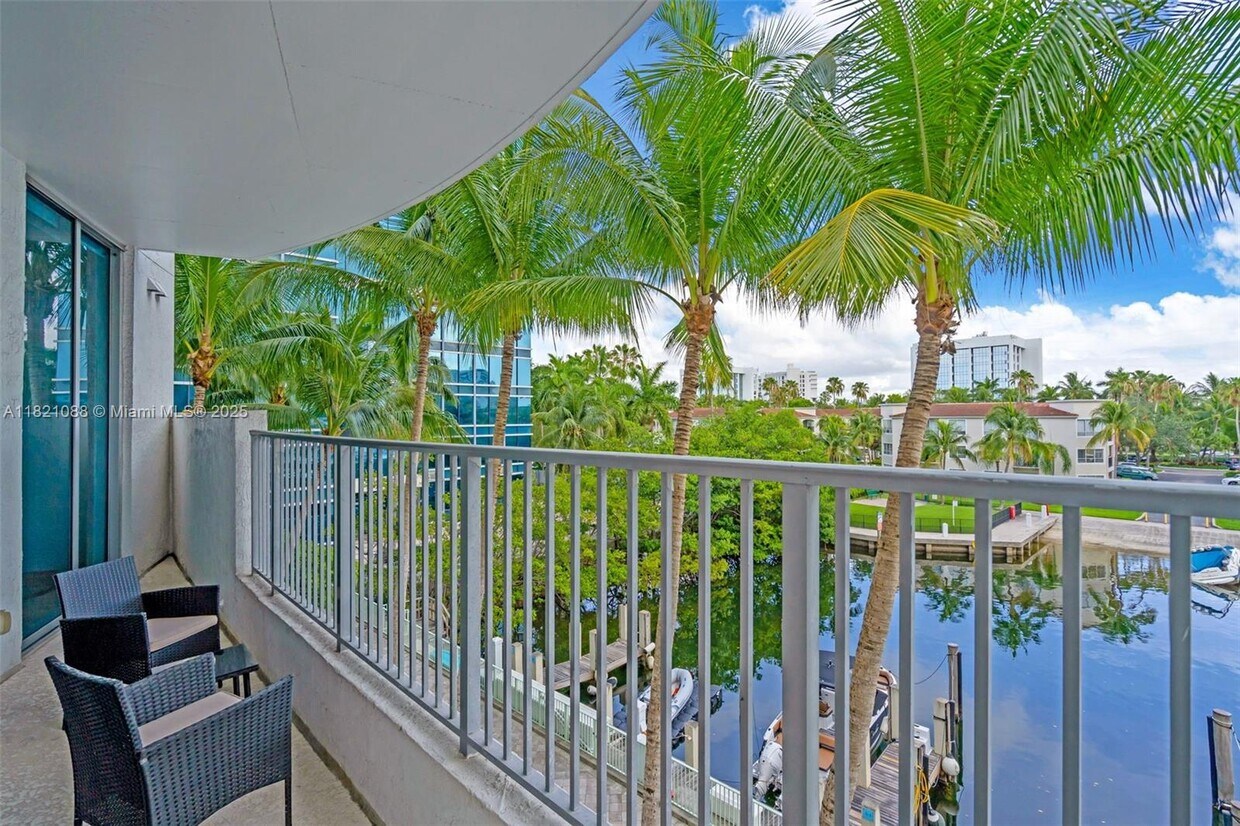 Foto principal - 3029 NE 188th St