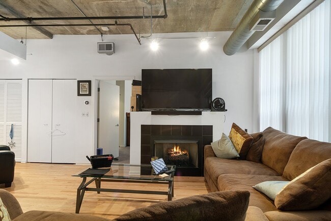 Building Photo - 933 W Van Buren St
