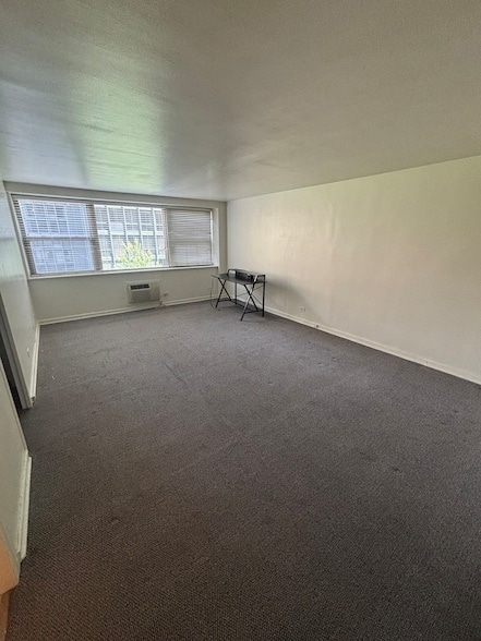Building Photo - 253 E Delaware Pl