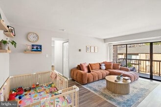 Building Photo - 9728 Kingsbridge Dr