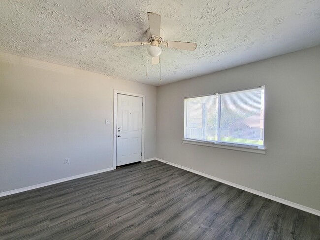 Building Photo - 711 Ave A
