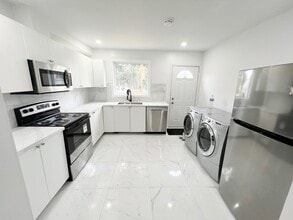 Building Photo - 98 Innisfil St