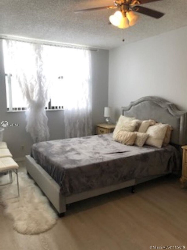 Building Photo - 2501 Riverside Dr