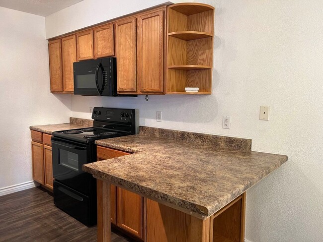 Foto del edificio - 2 bed 2 bath Townhome with Garage Coming S...