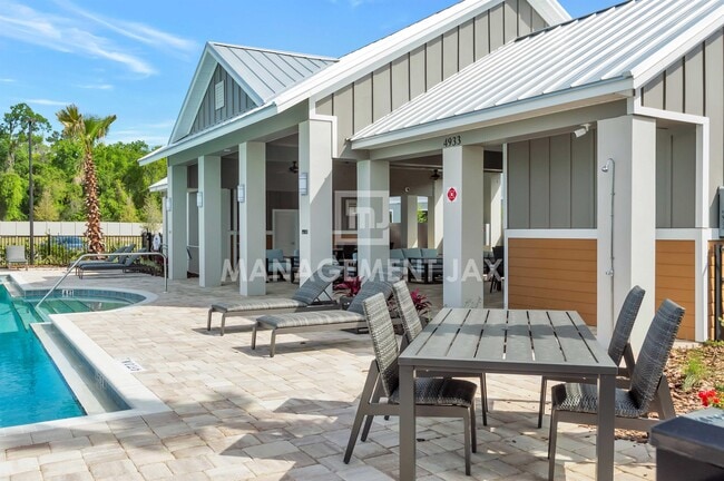 Building Photo - 8306 Zenith Cir
