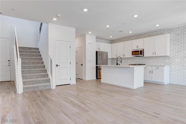 Building Photo - 11652 Desert Hollow Avenue