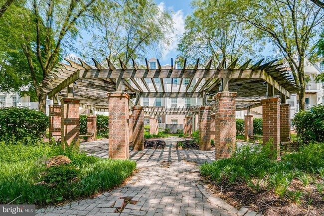 Building Photo - 8951 Town Center Cir