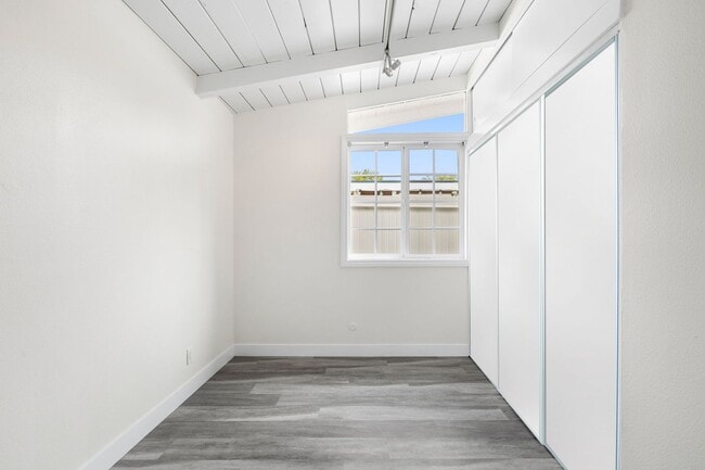 Building Photo - 316 E 21st St