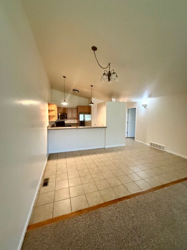 Foto del edificio - Spacious 4 Bed / 3 Bath Duplex on 1 Acre –...