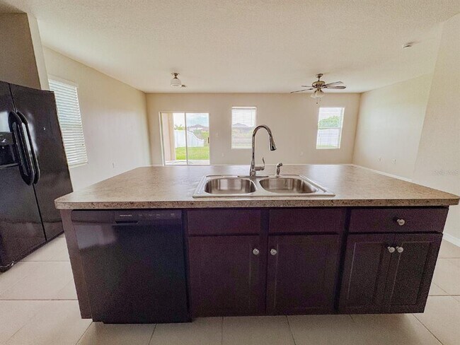 Building Photo - 405 Gris Sky Ln