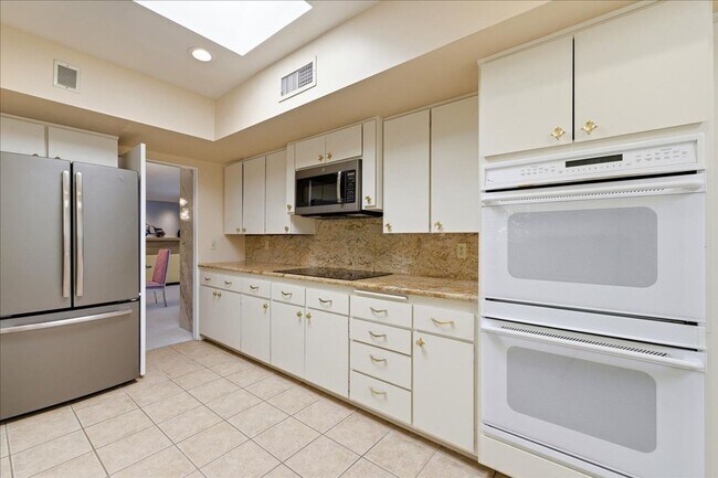 Building Photo - Retro/70's Spacious Condo!