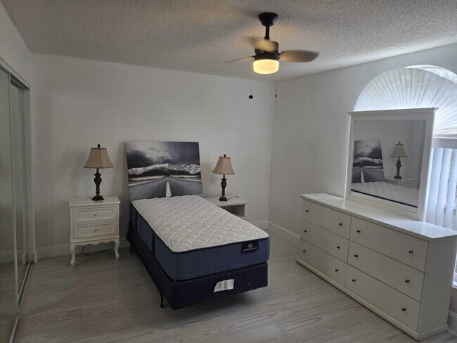 Foto del edificio - 6201 Pond Tree Ct