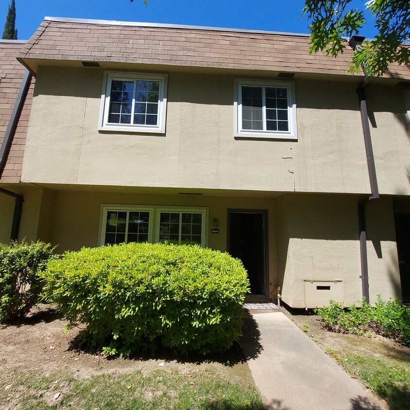 Nice 3 bedroom condo near CSUS. Available for move in this month. - Nice 3 bedroom condo near CSUS.  Available for move in this month.
