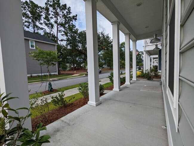 Foto del edificio - Beautiful 4 Bedroom Home Located on John's...