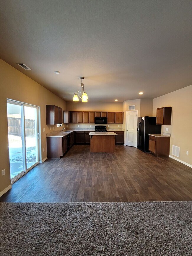 Foto del edificio - Spacious 4 Bedroom for Rent on Desert Lily