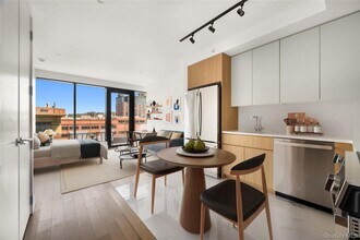Building Photo - 44 Hudson St