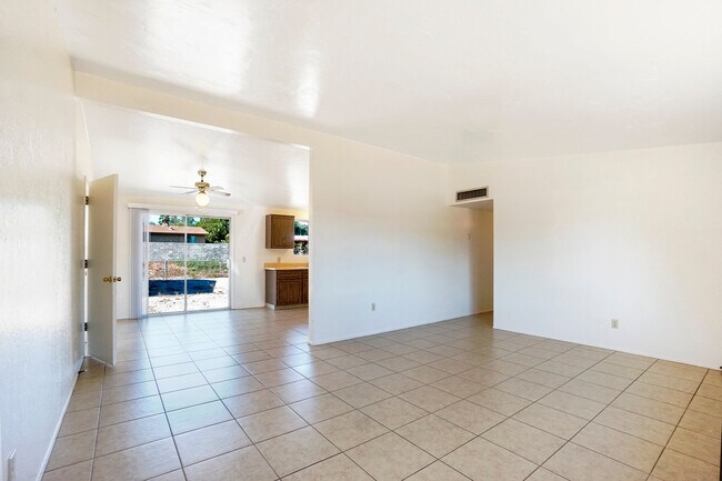 Foto del edificio - Northwest location,3 Bd/2 Bath, single carport, detached 2 car garage home
