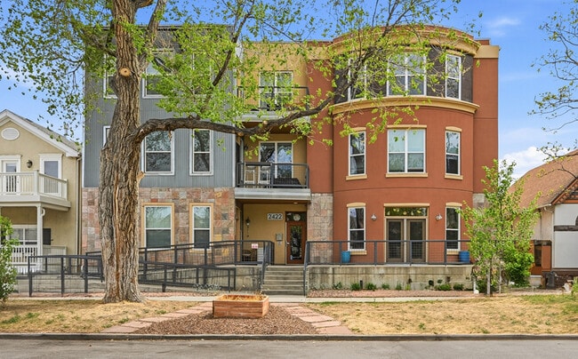 Building Photo - 2422 Tremont Pl