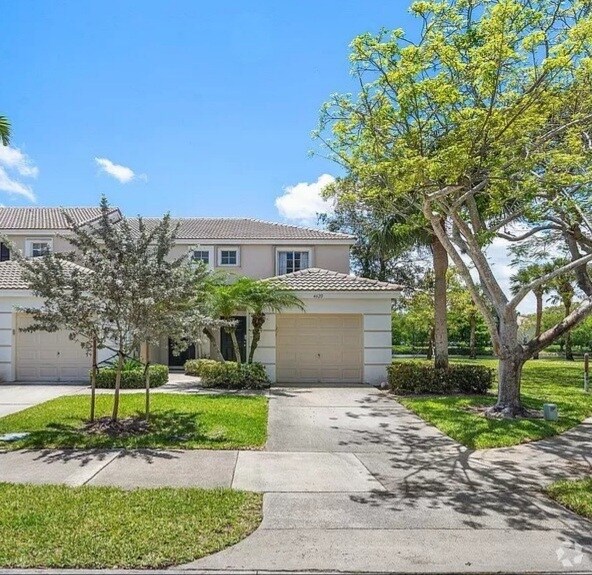 Brittany Village Apartments for Rent with a Yard West Palm Beach, FL