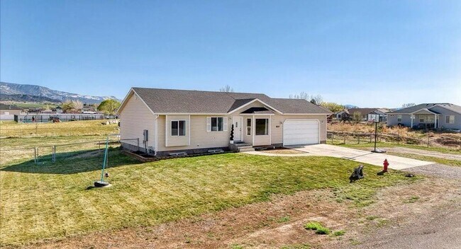 Building Photo - 810 E Homestead Dr