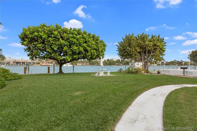 Building Photo - 10143 E Bay Harbor Dr